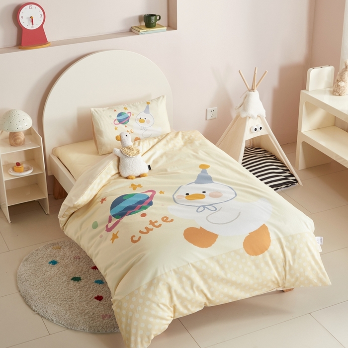 91家纺网 家纺一手货源 找家纺 荷马之梦 2025新款乐园系列-A类全棉40s数码印花原创大版卡通儿童幼儿园套件 星球鸭