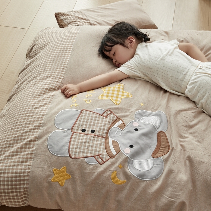 91家纺网 家纺一手货源 找家纺 荷马之梦 2025新款学院系列—A类32s水洗棉贴布绣原创卡通拼接儿童幼儿园套件 星星小象