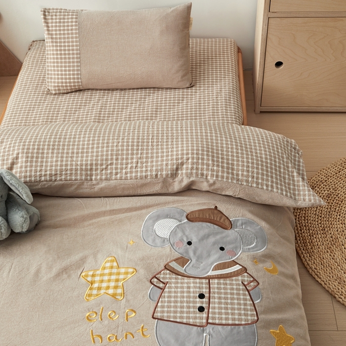 91家纺网 家纺一手货源 找家纺 荷马之梦 2025新款学院系列—A类32s水洗棉贴布绣原创卡通拼接儿童幼儿园套件 星星小象