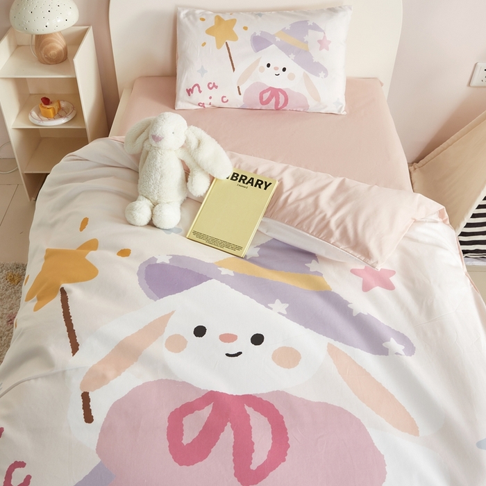 91家纺网 家纺一手货源 找家纺 荷马之梦 2025新款童画系列—A类全棉40s数码印花原创大版卡通幼儿园套件 魔法小兔