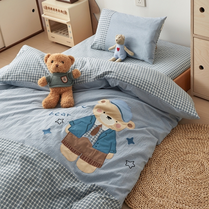 91家纺网 家纺一手货源 找家纺 荷马之梦 2025新款学院系列—A类32s水洗棉贴布绣原创卡通拼接儿童幼儿园套件 学院小熊