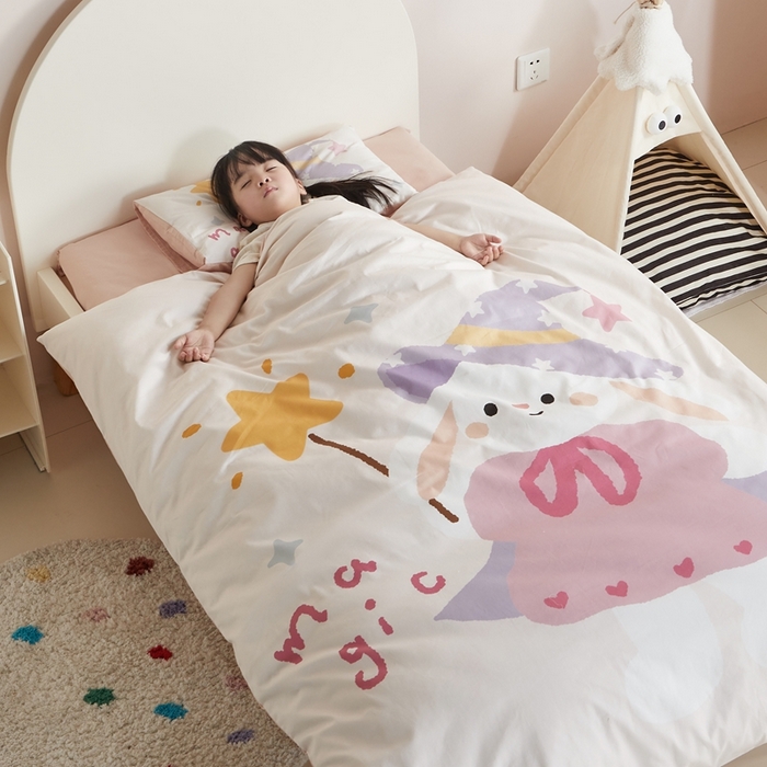 91家纺网 家纺一手货源 找家纺 荷马之梦 2025新款童画系列—A类全棉40s数码印花原创大版卡通幼儿园套件 魔法小兔