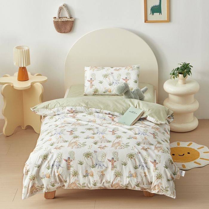 91家纺网 家纺一手货源 找家纺 荷马之梦 2025新款梦境系列—全棉40s数码印花原创手绘小版儿童幼儿园套件 恐龙之家