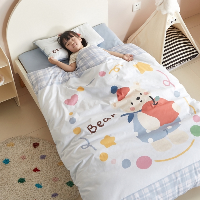 91家纺网 家纺一手货源 找家纺 荷马之梦 2025新款乐园系列-A类全棉40s数码印花原创大版卡通儿童幼儿园套件 苹果熊