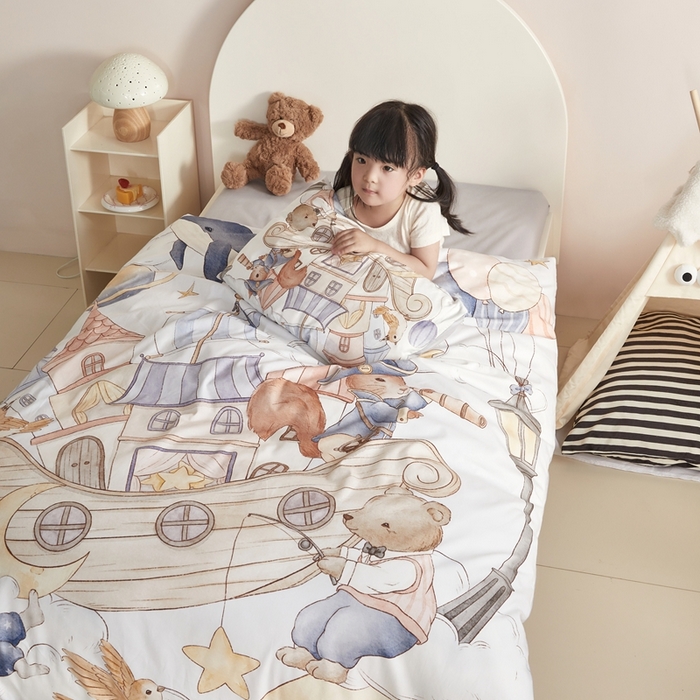 91家纺网 家纺一手货源 找家纺 荷马之梦 2025新款梦境系列—全棉40s数码印花原创手绘大版定位儿童幼儿园套件 云端国度