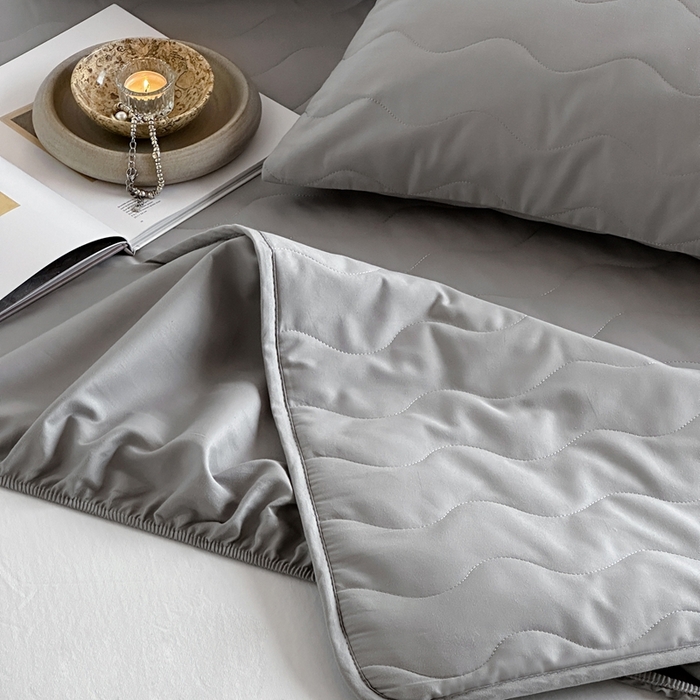 91家纺网 家纺一手货源 找家纺 三味舒屋 2025新款防水全棉夹棉绗缝防水隔尿床笠-安缦 安缦灰