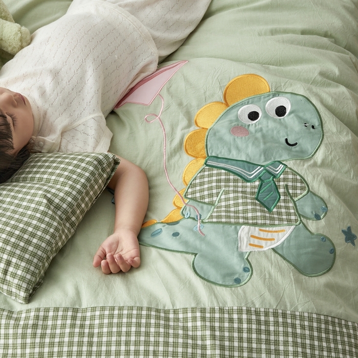 91家纺网 家纺一手货源 找家纺 荷马之梦 2025新款学院系列—A类32s水洗棉贴布绣原创卡通拼接儿童幼儿园套件 飞机恐龙