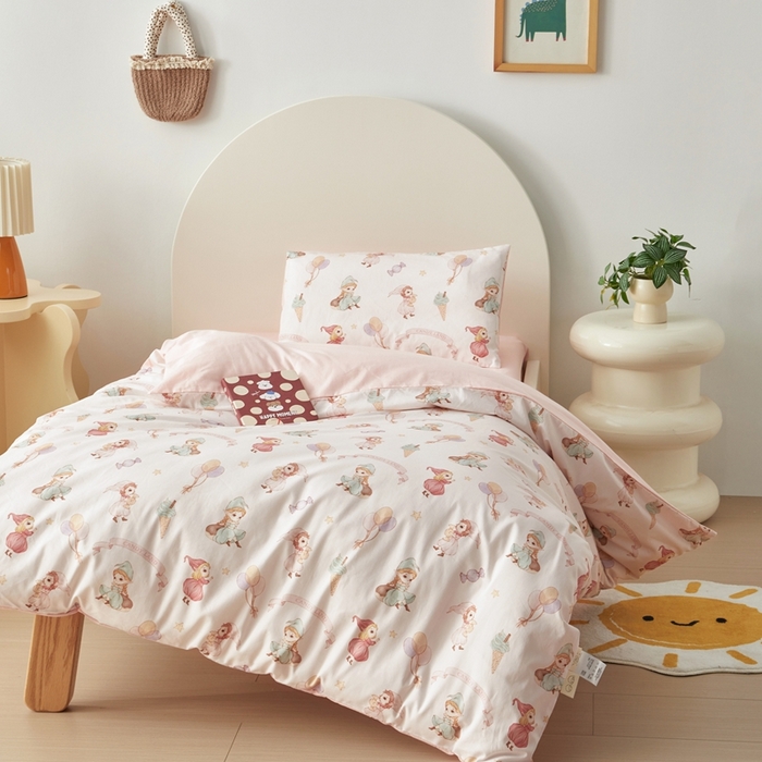 91家纺网 家纺一手货源 找家纺 荷马之梦 2025新款梦境系列—全棉40s数码印花原创手绘小版儿童幼儿园套件 糖果女孩