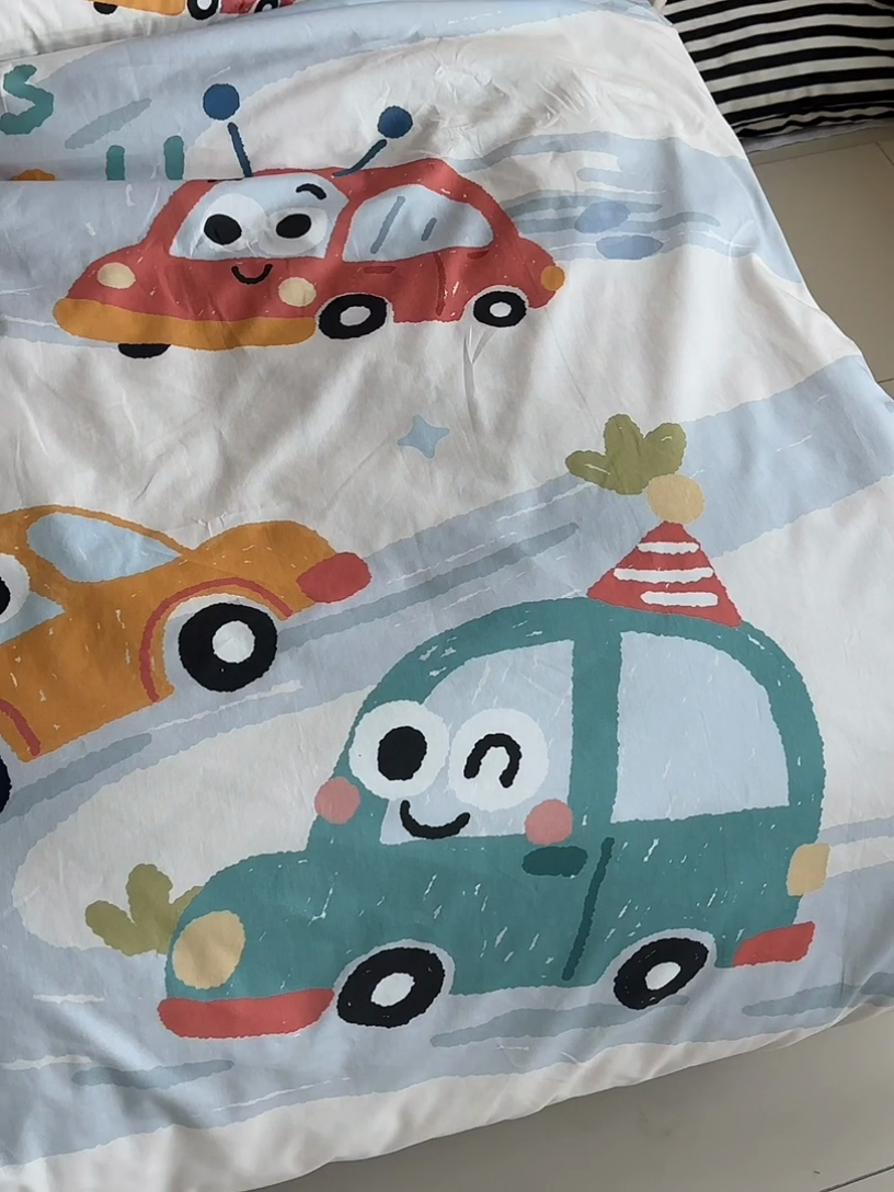 91家纺网 家纺一手货源 找家纺 荷马之梦 2025新款童画系列—A类全棉40s数码印花原创大版卡通幼儿园套件 汽车旅行