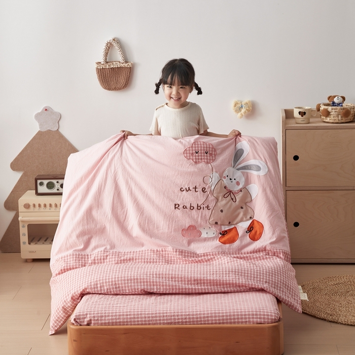 91家纺网 家纺一手货源 找家纺 荷马之梦 2025新款学院系列—A类32s水洗棉贴布绣原创卡通拼接儿童幼儿园套件 云朵小兔