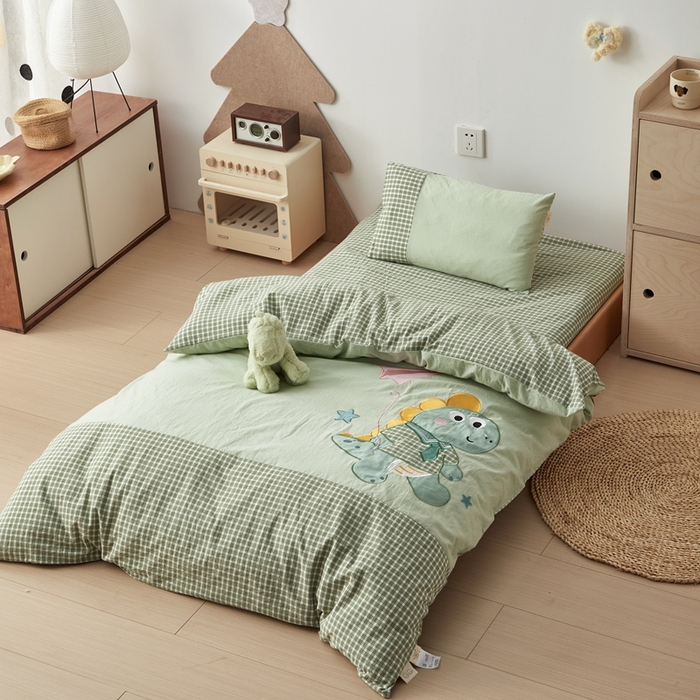 91家纺网 家纺一手货源 找家纺 荷马之梦 2025新款学院系列—A类32s水洗棉贴布绣原创卡通拼接儿童幼儿园套件 飞机恐龙