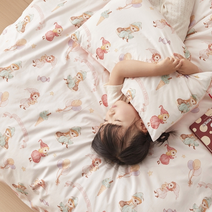 91家纺网 家纺一手货源 找家纺 荷马之梦 2025新款梦境系列—全棉40s数码印花原创手绘小版儿童幼儿园套件 糖果女孩