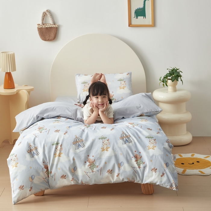 91家纺网 家纺一手货源 找家纺 荷马之梦 2025新款梦境系列—全棉40s数码印花原创手绘小版儿童幼儿园套件 游园会