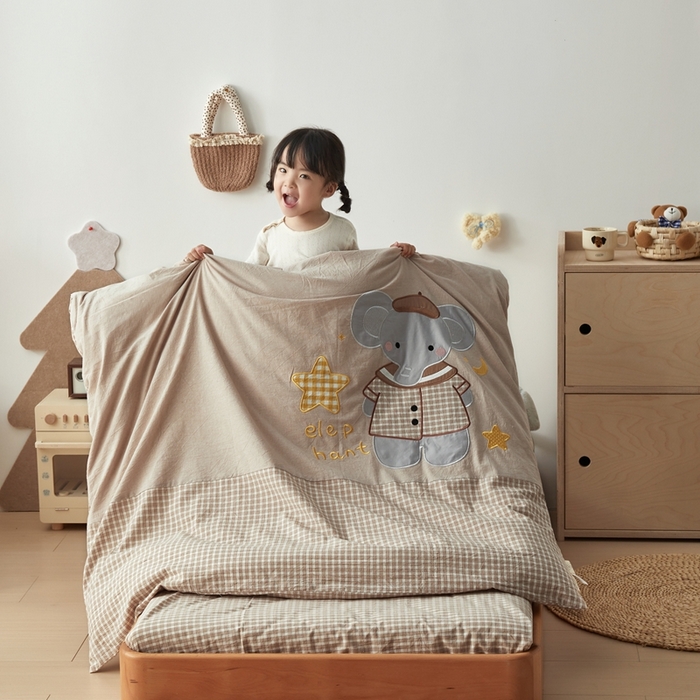 91家纺网 家纺一手货源 找家纺 荷马之梦 2025新款学院系列—A类32s水洗棉贴布绣原创卡通拼接儿童幼儿园套件 星星小象