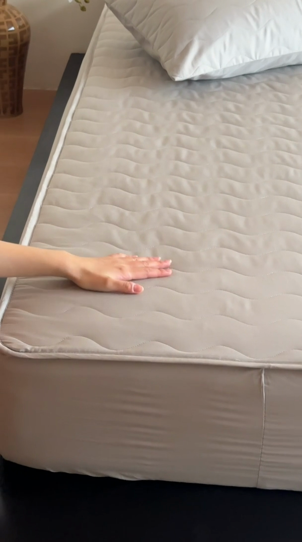 91家纺网 家纺一手货源 找家纺 三味舒屋 2025新款防水全棉夹棉绗缝防水隔尿床笠-安缦 安缦灰