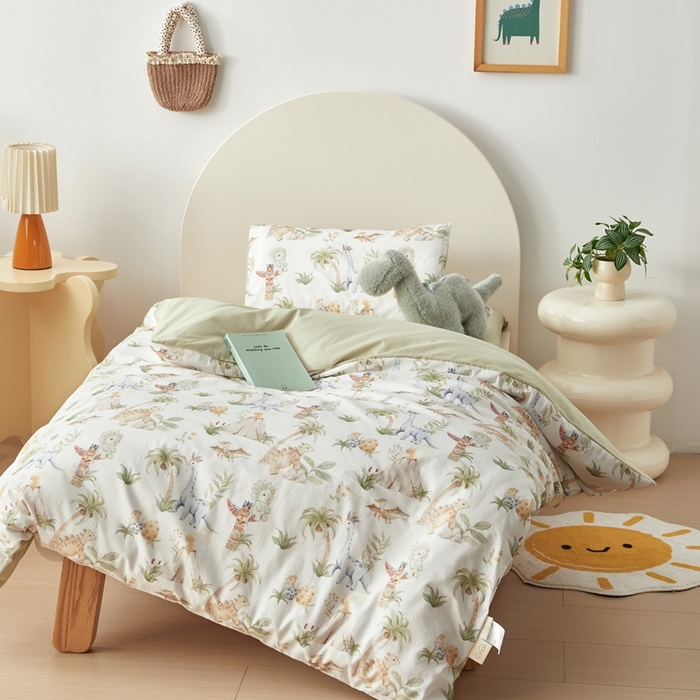 91家纺网 家纺一手货源 找家纺 荷马之梦 2025新款梦境系列—全棉40s数码印花原创手绘小版儿童幼儿园套件 恐龙之家