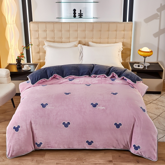 91家纺网 家纺一手货源 找家纺 栩裕 2025新款7斤重牛奶金貂绒印花牛奶绒四件套 童心粉