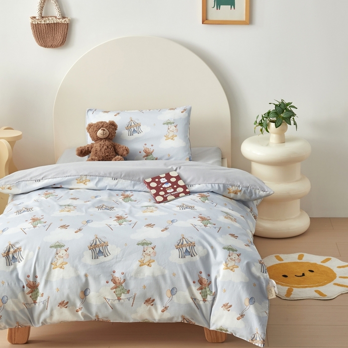 91家纺网 家纺一手货源 找家纺 荷马之梦 2025新款梦境系列—全棉40s数码印花原创手绘小版儿童幼儿园套件 游园会