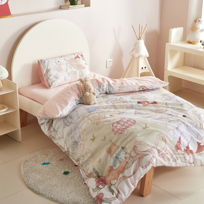 91家纺网 家纺一手货源 找家纺 荷马之梦 2025新款梦境系列—全棉40s数码印花原创手绘大版定位儿童幼儿园套件 精灵兔之屋