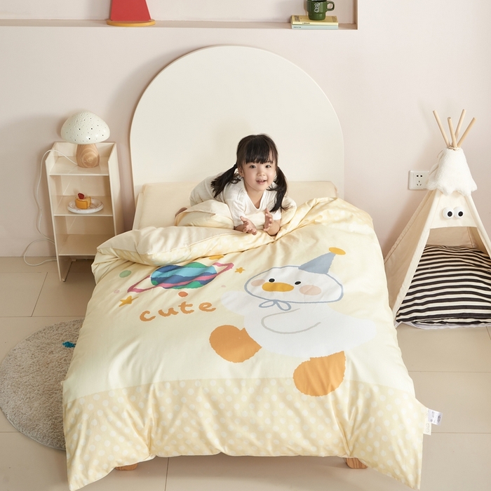 91家纺网 家纺一手货源 找家纺 荷马之梦 2025新款乐园系列-A类全棉40s数码印花原创大版卡通儿童幼儿园套件 星球鸭