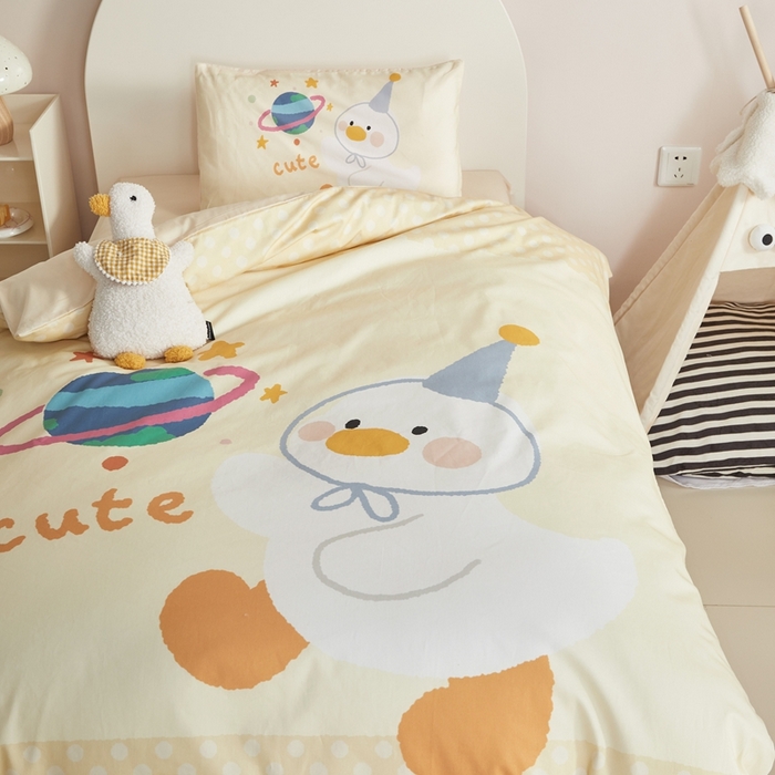 91家纺网 家纺一手货源 找家纺 荷马之梦 2025新款乐园系列-A类全棉40s数码印花原创大版卡通儿童幼儿园套件 星球鸭