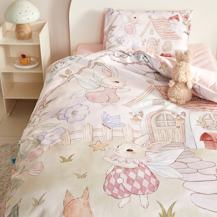 91家纺网 家纺一手货源 找家纺 荷马之梦 2025新款梦境系列—全棉40s数码印花原创手绘大版定位儿童幼儿园套件 精灵兔之屋