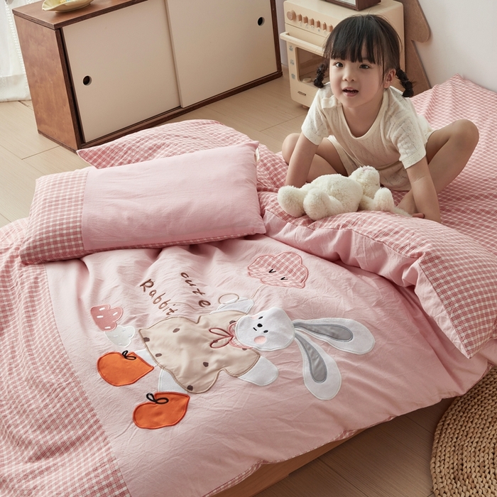 91家纺网 家纺一手货源 找家纺 荷马之梦 2025新款学院系列—A类32s水洗棉贴布绣原创卡通拼接儿童幼儿园套件 云朵小兔