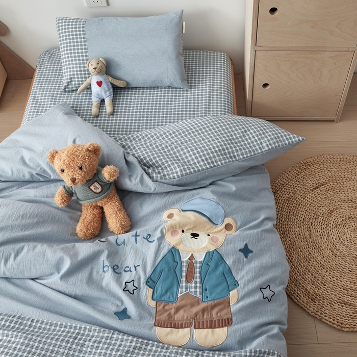 91家纺网 家纺一手货源 找家纺 荷马之梦 2025新款学院系列—A类32s水洗棉贴布绣原创卡通拼接儿童幼儿园套件 学院小熊