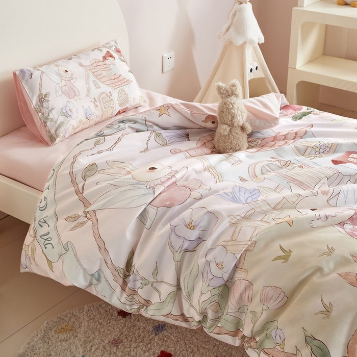 91家纺网 家纺一手货源 找家纺 荷马之梦 2025新款梦境系列—全棉40s数码印花原创手绘大版定位儿童幼儿园套件 精灵兔之屋