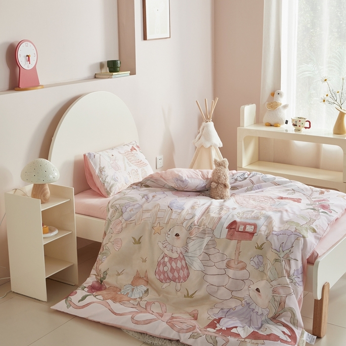 91家纺网 家纺一手货源 找家纺 荷马之梦 2025新款梦境系列—全棉40s数码印花原创手绘大版定位儿童幼儿园套件 精灵兔之屋