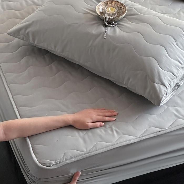 91家纺网 家纺一手货源 找家纺 三味舒屋 2025新款防水全棉夹棉绗缝防水隔尿床笠-安缦 安缦灰