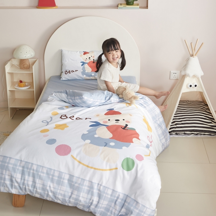 91家纺网 家纺一手货源 找家纺 荷马之梦 2025新款乐园系列-A类全棉40s数码印花原创大版卡通儿童幼儿园套件 苹果熊