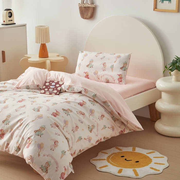 91家纺网 家纺一手货源 找家纺 荷马之梦 2025新款梦境系列—全棉40s数码印花原创手绘小版儿童幼儿园套件 糖果女孩