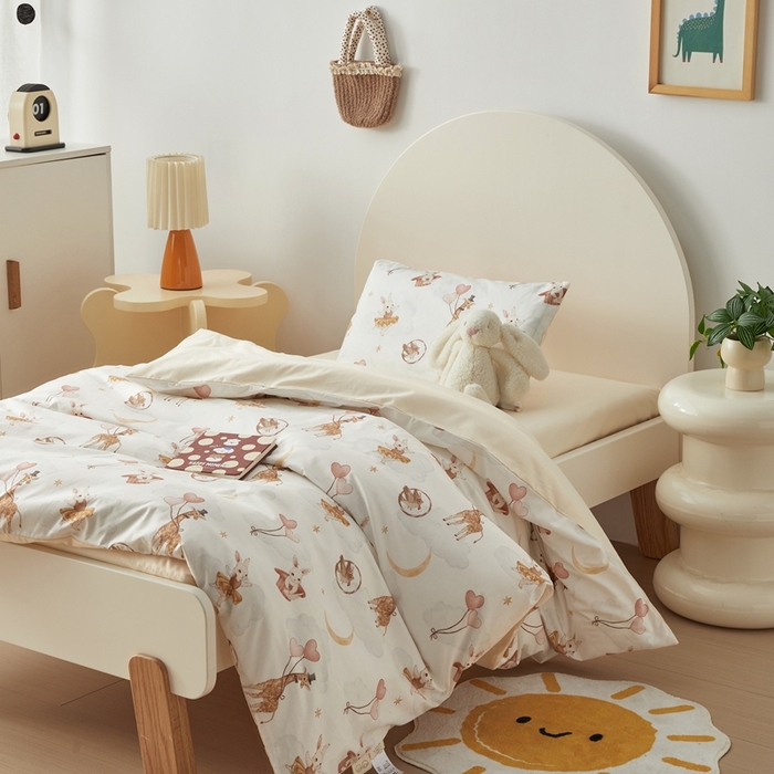 91家纺网 家纺一手货源 找家纺 荷马之梦 2025新款梦境系列—全棉40s数码印花原创手绘小版儿童幼儿园套件 云端之舞