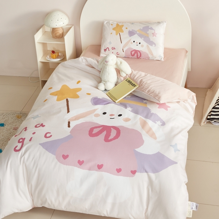 91家纺网 家纺一手货源 找家纺 荷马之梦 2025新款童画系列—A类全棉40s数码印花原创大版卡通幼儿园套件 魔法小兔