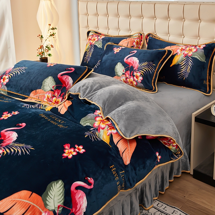 91家纺网 家纺一手货源 找家纺 栩裕 2025新款7斤重牛奶金貂绒印花牛奶绒四件套 火烈鸟