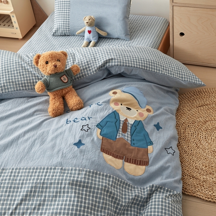 91家纺网 家纺一手货源 找家纺 荷马之梦 2025新款学院系列—A类32s水洗棉贴布绣原创卡通拼接儿童幼儿园套件 学院小熊