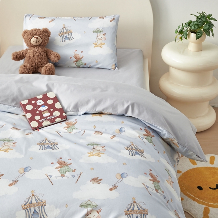 91家纺网 家纺一手货源 找家纺 荷马之梦 2025新款梦境系列—全棉40s数码印花原创手绘小版儿童幼儿园套件 游园会