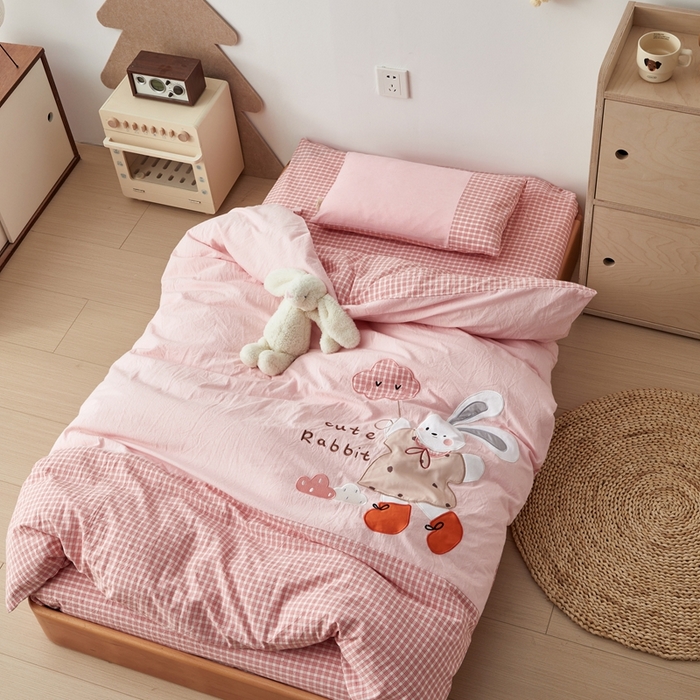 91家纺网 家纺一手货源 找家纺 荷马之梦 2025新款学院系列—A类32s水洗棉贴布绣原创卡通拼接儿童幼儿园套件 云朵小兔