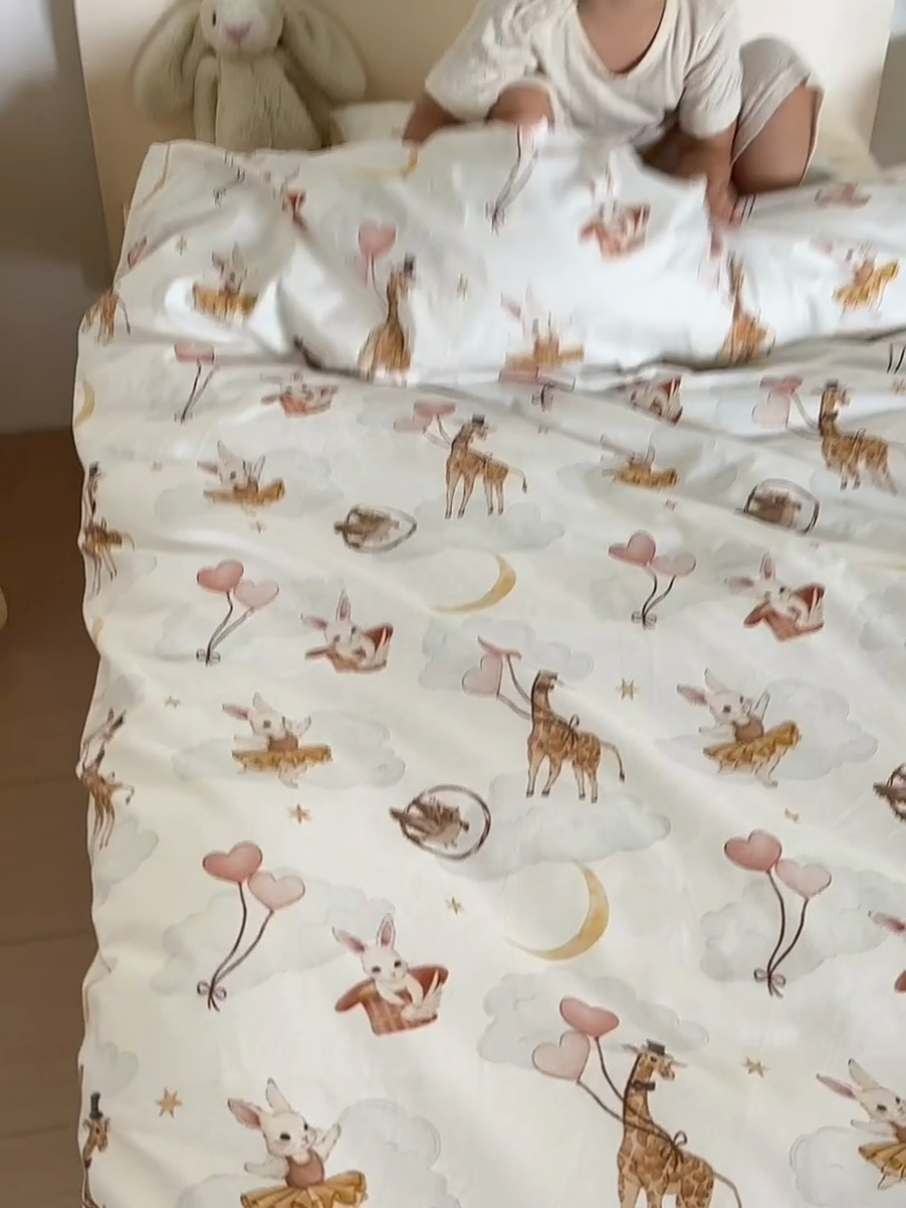 91家纺网 家纺一手货源 找家纺 荷马之梦 2025新款梦境系列—全棉40s数码印花原创手绘小版儿童幼儿园套件 云端之舞