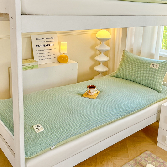 91家纺网 家纺一手货源 找家纺 缦卡琳家纺 2025新款水洗棉床褥子 巴宝莉绿