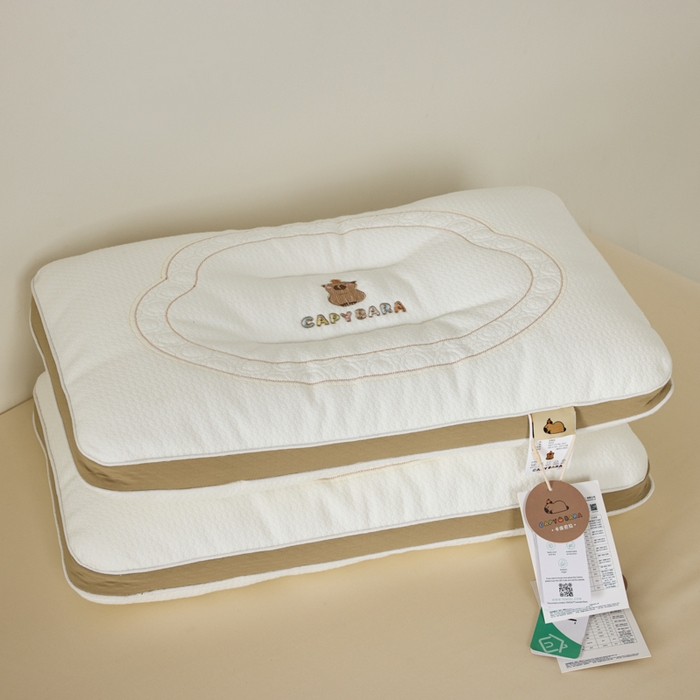 91家纺网 家纺一手货源 找家纺 （总）昕科 2025新款A类母婴-卡皮巴拉软管婴童定型枕（送礼袋）