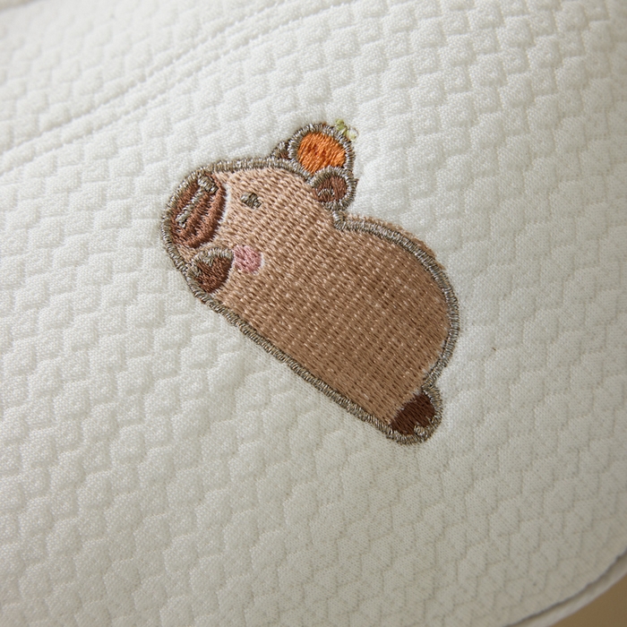 91家纺网 家纺一手货源 找家纺 昕科 2025新款A类母婴-卡皮巴拉软管婴童定型枕（送礼袋） 卡皮巴拉-软管婴儿定型枕30x50cm/只