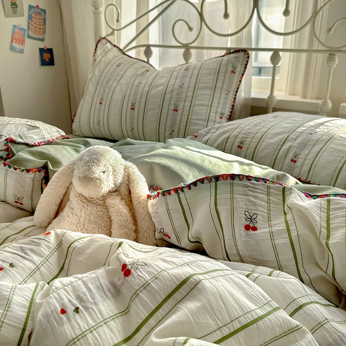 91家纺网 家纺一手货源 找家纺 田野 2025新款全棉水洗棉提花四件套 樱桃-绿