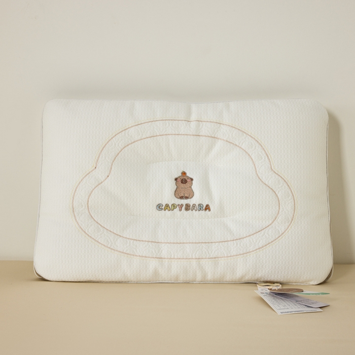 91家纺网 家纺一手货源 找家纺 昕科 2025新款A类母婴-卡皮巴拉软管婴童定型枕（送礼袋） 卡皮巴拉-软管+羽丝棉儿童枕40x60cm/只