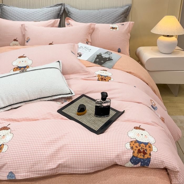 91家纺网 家纺一手货源 找家纺 凌鼎 2026新款100%全棉磨毛四件套数码印花加厚纯棉磨毛四件套 贴布小熊粉