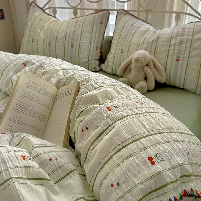 91家纺网 家纺一手货源 找家纺 田野 2025新款全棉水洗棉提花四件套 樱桃-绿