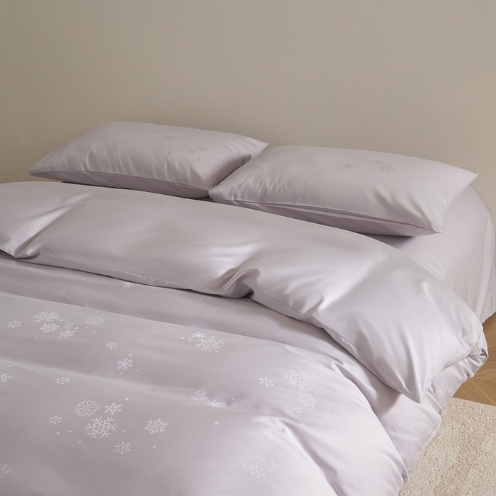 91家纺网 家纺一手货源 找家纺 ONE TWO ONE 121 2025新款100S长绒棉纯棉活性印染提花四件套-雪落绒花 雪落绒花-烟紫