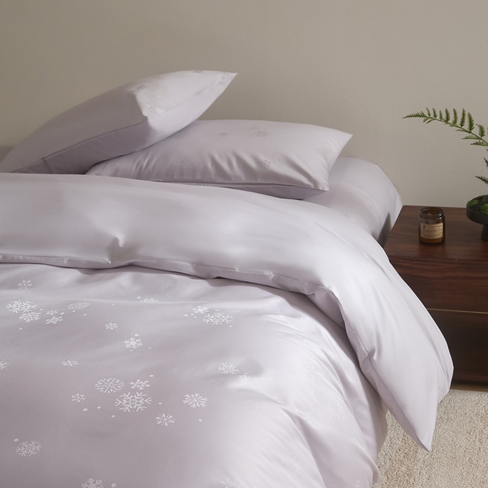 91家纺网 家纺一手货源 找家纺 ONE TWO ONE 121 2025新款100S长绒棉纯棉活性印染提花四件套-雪落绒花 雪落绒花-烟紫