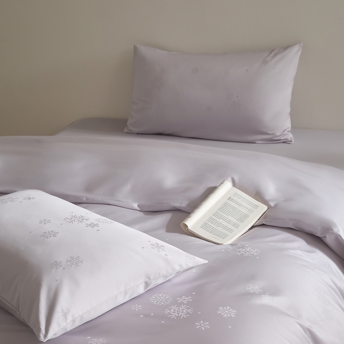 91家纺网 家纺一手货源 找家纺 ONE TWO ONE 121 2025新款100S长绒棉纯棉活性印染提花四件套-雪落绒花 雪落绒花-烟紫